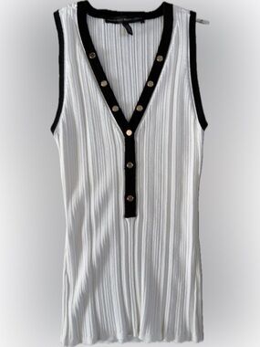 White House Black Market White Ribbed V‑Neck Top W Black Trim | Minimalist | S